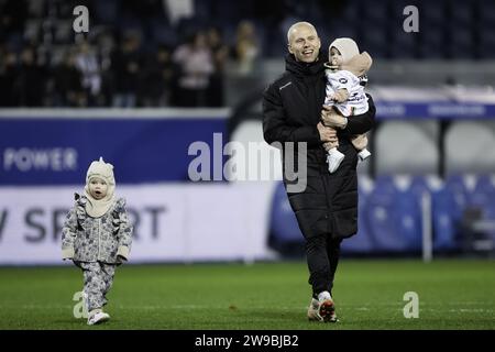 Leuven, Belgien. Dezember 2023. Jon Thorsteinsson und seine Familie wurden nach einem Fußballspiel zwischen Oud-Heverlee Leuven und KAS Eupen am Dienstag, den 26. Dezember 2023, in Leuven, am 20/30. Tag der ersten Liga der Jupiler Pro League 2023-2024 in der belgischen Meisterschaft dargestellt. BELGA FOTO KRISTOF VAN ACCOM Credit: Belga News Agency/Alamy Live News Stockfoto