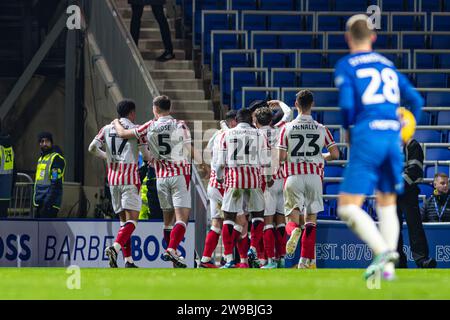 Dezember 2023; St Andrews, Birmingham, West Midlands, England; EFL Championship Football, Birmingham City gegen Stoke City; Stoke Spieler feiern das zweite Tor in der 31. Minute, das Lynden Gooch (0:2) erzielt hat. Credit: Action Plus Sports Images/Alamy Live News Stockfoto