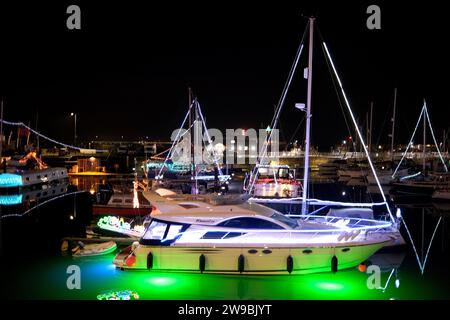 königlicher Yachthafen mit eingeschalteten Lichtern, ramsgate Town, East kent, uk 26. dezember 2023 Stockfoto