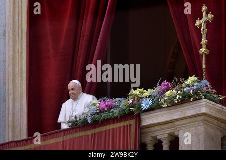 Vatikanstadt, Vatikanstadt. Dezember 2023. Papst Franziskus URBI et Orbi am Weihnachtsfeiertag des Heiligen Petersdom im Vatikan, 25. Dezember 2023 Credit: dpa/Alamy Live News Stockfoto