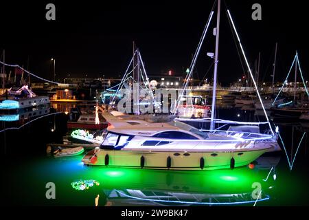 königlicher Yachthafen mit eingeschalteten Lichtern, ramsgate Town, East kent, uk 26. dezember 2023 Stockfoto