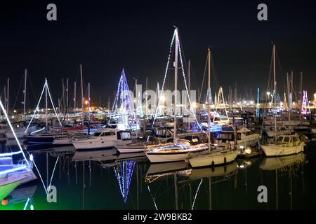 königlicher Yachthafen mit eingeschalteten Lichtern, ramsgate Town, East kent, uk 26. dezember 2023 Stockfoto