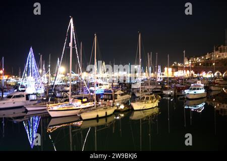 königlicher Yachthafen mit eingeschalteten Lichtern, ramsgate Town, East kent, uk 26. dezember 2023 Stockfoto