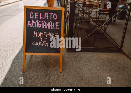 Schild mit Tafel im Freien und Liste mit hausgemachtem Eis auf der Straßenterrasse Stockfoto