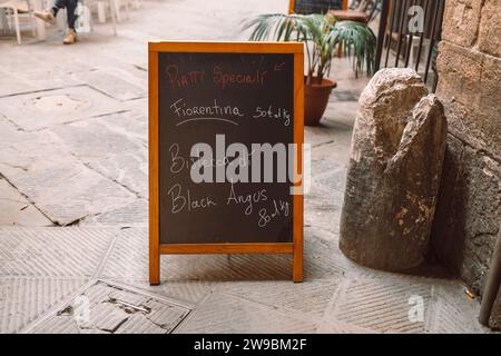 Werbetafel des Cafés auf der Hauptstraße der Altstadt in Italien. Handgeschriebenes italienisches Restaurant mit Tafelkarte. Stockfoto