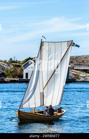 Ein historisches Orust-Schlauchboot segelt im Hafen von Mollösund auf der Insel Orust im Archipel an der Westküste Schwedens Stockfoto