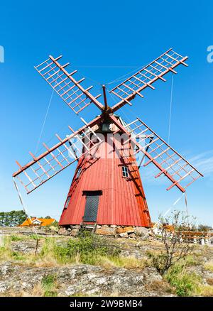 Historische rote Windmühle in Mollösund auf der Insel Orust im Archipel der schwedischen Westküste Stockfoto