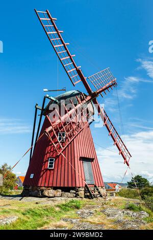 Historische rote Windmühle in Mollösund auf der Insel Orust im Archipel der schwedischen Westküste Stockfoto