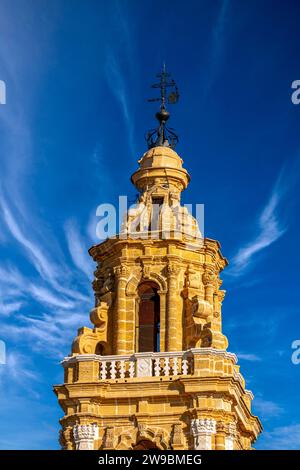 Detail des wunderschönen barocken Turms von La Merced, in der gleichnamigen Kirche, Osuna, Sevilla, Andalusien, Spanien Stockfoto