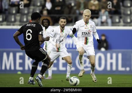 Leuven, Belgien. Dezember 2023. Brandon Baiye von Eupen und Jon Thorsteinsson von OHL, dargestellt während eines Fußballspiels zwischen Oud-Heverlee Leuven und KAS Eupen am Dienstag, den 26. Dezember 2023 in Leuven, am 20/30. Tag der ersten Liga der Jupiler Pro League 2023-2024. BELGA FOTO KRISTOF VAN ACCOM Credit: Belga News Agency/Alamy Live News Stockfoto