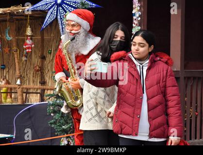 Srinagar, Indien. Dezember 2023. Die größte Messe im Tal findet in der katholischen Kirche der Heiligen Familie an der Maulana Azad Road, Srinagar, statt, wo Hunderte von Christen, darunter Frauen und Kinder, sich versammelt haben, um den Geburtstag Jesu Christi zu feiern und besondere Gebete abzuhalten. Am 25. Dezember 2023 wurde ein Foto von Umer Qadir Credit: Eyepix Group/Alamy Live News veröffentlicht Stockfoto