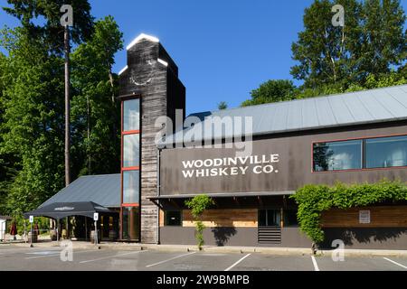 Woodinville, WA, USA - 04. Juni 2023; Name im Gebäude von Woodinville Whiskey Co Stockfoto