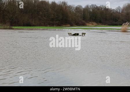 Olfen, NRW, Deutschland. Dezember 2023. Der Fluss Stever und seine Seitenarme haben große Teile der umliegenden Landschaft stark überflutet. In der Nähe der Stever Bridge, einer historischen Dreibogenbrücke, die früher kleine Boote in einem Kanal über den Fluss Stever transportierte (heute eine Fußbrücke), sind die umliegenden Felder knietief überflutet. Weite Teile Nord- und Westdeutschlands haben nach wochenlangen Starkregen Überschwemmungen erlebt. Die Prognose ist für mehr Regen. Quelle: Imageplotter/Alamy Live News Stockfoto