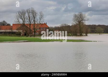 Olfen, NRW, Deutschland. Dezember 2023. Der Fluss Stever und seine Seitenarme haben große Teile der umliegenden Landschaft stark überflutet. In der Nähe der Stever Bridge, einer historischen Dreibogenbrücke, die früher kleine Boote in einem Kanal über den Fluss Stever transportierte (heute eine Fußbrücke), sind die umliegenden Felder knietief überflutet. Weite Teile Nord- und Westdeutschlands haben nach wochenlangen Starkregen Überschwemmungen erlebt. Die Prognose ist für mehr Regen. Quelle: Imageplotter/Alamy Live News Stockfoto