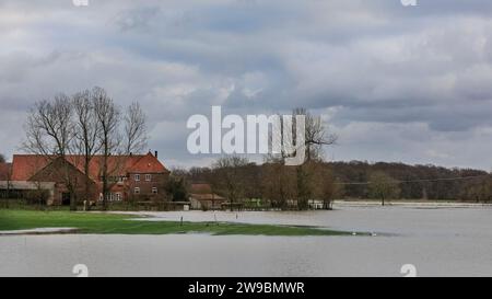 Olfen, NRW, Deutschland. Dezember 2023. Der Fluss Stever und seine Seitenarme haben große Teile der umliegenden Landschaft stark überflutet. In der Nähe der Stever Bridge, einer historischen Dreibogenbrücke, die früher kleine Boote in einem Kanal über den Fluss Stever transportierte (heute eine Fußbrücke), sind die umliegenden Felder knietief überflutet. Weite Teile Nord- und Westdeutschlands haben nach wochenlangen Starkregen Überschwemmungen erlebt. Die Prognose ist für mehr Regen. Quelle: Imageplotter/Alamy Live News Stockfoto