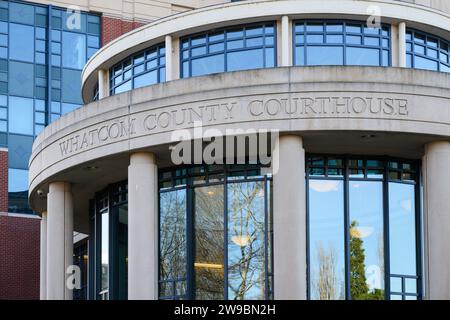 Bellingham, WA, USA - 16. Dezember 2023; Whatcom County Courthouse mit Namen auf dem Gebäude Stockfoto
