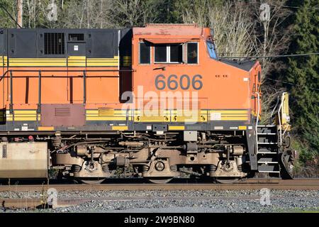 Bow, WA, USA - 16. Dezember 2023; Seitenansicht der BNSF-Diesellokomotive mit der Nummer 6606 ES44C4 Stockfoto