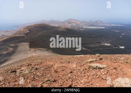 Vulkanlandschaft in der Region Lanzarote, La Geria genannt, an einem bewölkten Tag Stockfoto