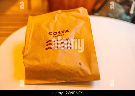 Danzig, Polen - 11. November 2022: Costa Coffee Lunch Papiertüte in Händen zum Mitnehmen im Café Stockfoto