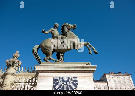 Reiterstatue von Castor (Dioscuri) von Abbondio Sangiorgio im Jahre 1842-1847 und vor dem Königspalast in Turin, Piemont, Italien Stockfoto