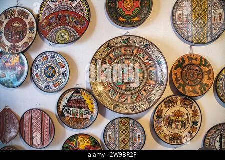 Handgemachte Teller und Schüsseln hängen an einer Wand in einem Geschäft in Cusco, Peru Stockfoto