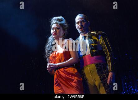 Aigul Akhmetshina (Carmen), Gyula Nagy (Escamillo) in LA TRAGEDIE DE CARMEN von Bizet adaptiert von Peter Brook präsentiert vom Royal Opera House Jette Parker Young Artists Programme in Wilton's Music Hall, London E1 Eröffnung am Freitag 03/11/2017 Musik von Bizet adaptiert von Marius Constant Libretto adaptiert von Peter Brook Dirigent: James Hendry Set Design: Cecile Tremolieres Kostüme: Donna Raphael Beleuchtung: Joshua Pharo Fights Regisseur: Simon Johns Regisseur: Gerard Jones Stockfoto