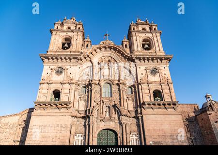 Die Vorderfassade der Kirche der Gesellschaft Jesu am Plaza de Armas in Cusco, Peru Stockfoto