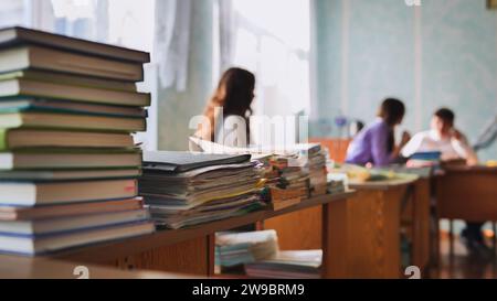 Stapel von Büchern und Notizbüchern in der Lehrerlounge der Schule. Stockfoto