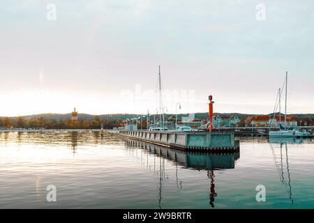 Blick unter dem Sopot Pier auf die Ostsee in Sopot, Polen, Fluchtpunkt Perspektive. Stockfoto