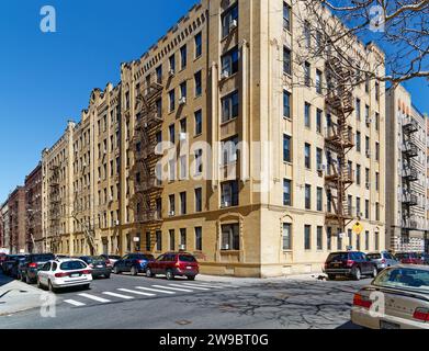 3133 die Brighton 7th Street ist ein sechsstöckiges Wohnhaus aus Backstein mit markanter zrenelierter Attika in Brighton Beach, Brooklyn, auch bekannt als „Little Odessa“. Stockfoto