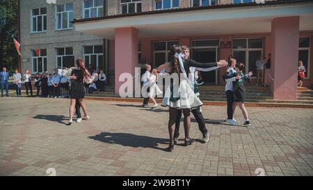 Beresowka, Weißrussland - 31. Mai 2023: Belarussische Absolventen tanzen am Tag des Abschlusses einen Walzer. Stockfoto