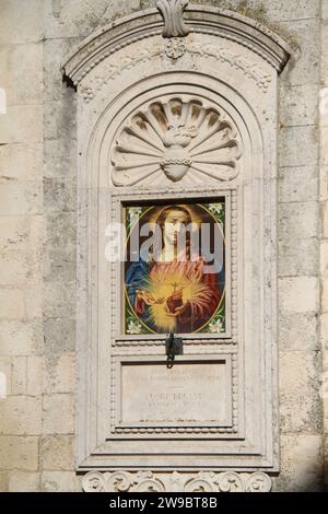 Martina Franca, Italien. Ein Bild des „Heiligen Herzens Jesu“ auf der Außenseite der Kirche St. Martin von Tours. Stockfoto