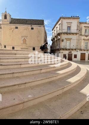 Martina Franca, Italien. Stufen der Kirche St. aus dem 18. Jahrhundert Martin von Tours auf der Piazza Plebiscito. Stockfoto