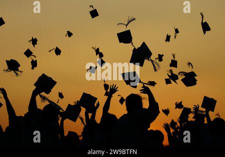 Die Absolventen werfen ihre Kappen am Ende des Abschlussjahres der Bridgeton High School im Jim Hursey Stadium in Bridgeton, N.J. Stockfoto