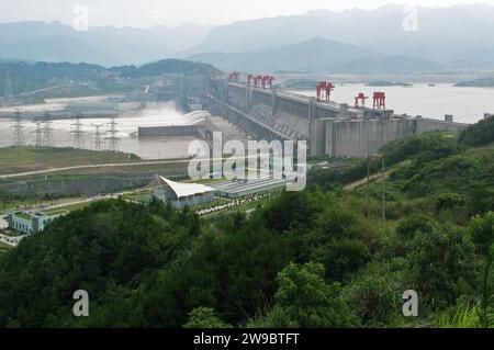 Der Three Gorges Dam vom Nordufer des Yangtse River aus gesehen. Stockfoto