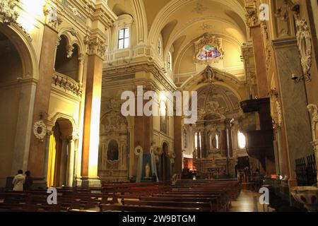 Martina Franca, Italien. Innenraum der Kirche St. aus dem 18. Jahrhundert Martin von Tours. Stockfoto