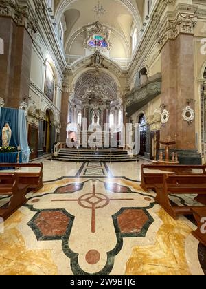 Martina Franca, Italien. Innenraum der Kirche St. aus dem 18. Jahrhundert Martin von Tours. Stockfoto