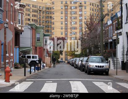 Der Großteil des 2601 Parkway, ein Wohnhaus, bildet den 700 Block der North Taney Street im Fairmount Viertel. Stockfoto