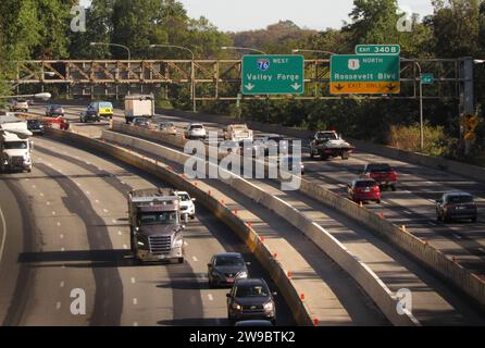 Der Verkehr bewegt sich auf dem Schuylkill Expressway (I-76) am Greenland Drive in Philadelphia, PA. Stockfoto