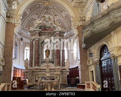 Martina Franca, Italien. Der Hauptaltar der Kirche St. aus dem 18. Jahrhundert Martin von Tours mit der Orgel auf dem Balkon auf der rechten Seite. Stockfoto