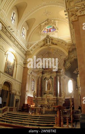 Martina Franca, Italien. Der Hauptaltar der Kirche St. aus dem 18. Jahrhundert Martin von Tours. Stockfoto