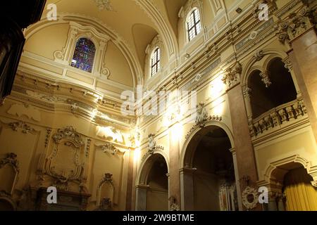 Martina Franca, Italien. Innenraum der Kirche St. aus dem 18. Jahrhundert Martin von Tours. Stockfoto