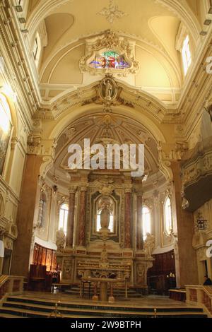 Martina Franca, Italien. Der Hauptaltar der Kirche St. aus dem 18. Jahrhundert Martin von Tours. Stockfoto