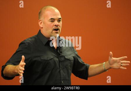 Matthew Quick, Autor des Silver Linings Playbook, spricht vor einem Publikum in der Cherry Hill Library in Cherry Hill, New Jersey Stockfoto