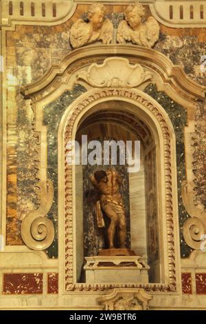 Martina Franca, Italien. Innenraum der Kirche St. aus dem 18. Jahrhundert Martin von Tours. Marmoraltar Christi an der Säule. Stockfoto