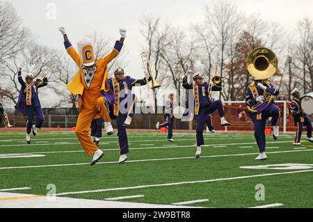 Die Camden High School Marching Band tritt zur Halbzeit eines Home Playoff Footballspiels im Farnham Park in Camden, NJ auf Stockfoto