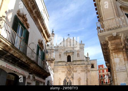 Martina Franca, Italien. Blick auf die Kirche St. aus dem 18. Jahrhundert Martin von Tours ab Piazza Maria Immacolata. Stockfoto