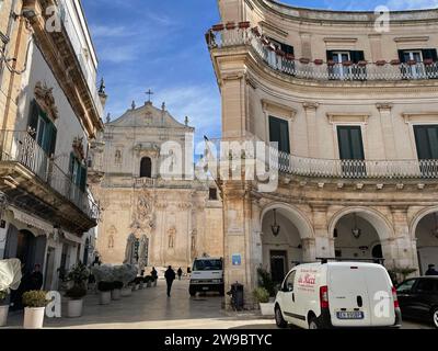 Martina Franca, Italien. Blick auf die Kirche St. aus dem 18. Jahrhundert Martin von Tours ab Piazza Maria Immacolata. Stockfoto