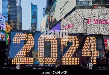 NEW YORK, NY, USA - 20. DEZEMBER 2023: Offizielle Zahlen des Times Square New Year 2024 am Times Square. Stockfoto