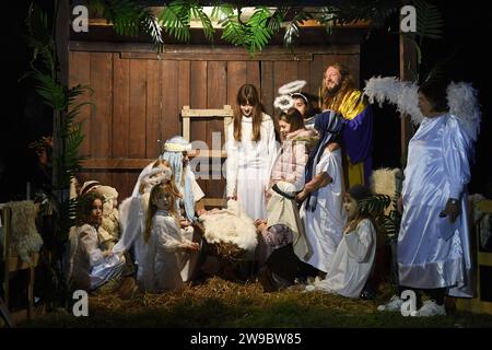 Zadar, Kroatien, 261223. Traditionelle Live-Weihnachtskrippe in der Siedlung Diklo am fest von St. Stjepan. Foto: Jure Miskovic / CROPIX Copyright: XxJurexMiskovicx/xCROPIXx zive jaslice4-261223 Stockfoto